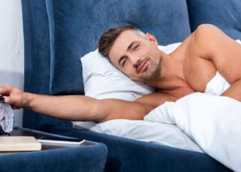 Acordar na madrugada é normal? Entenda o ritmo do sono