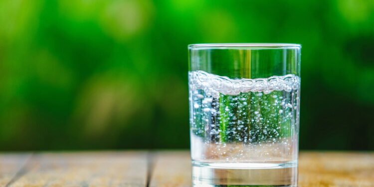 O que acontece ao trocar refrigerante por água com gás?