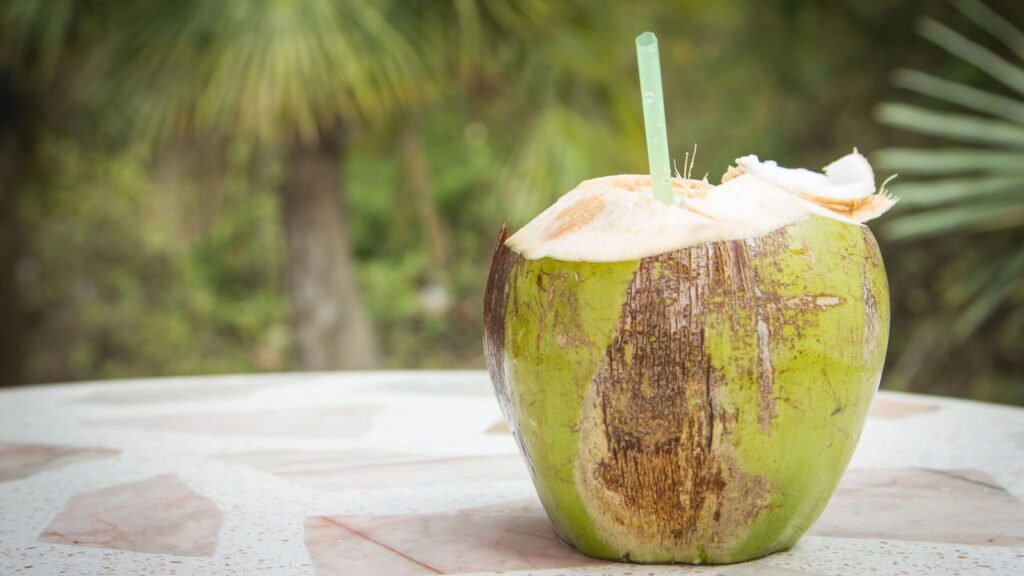 4 benefícios da água de coco para pressão arterial segundo a ciência
