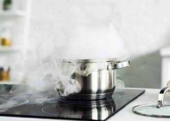 O mito que você acreditou sobre adicionar sal para cozinhar macarrão