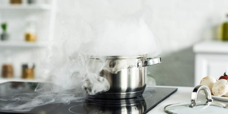 O mito que você acreditou sobre adicionar sal para cozinhar macarrão