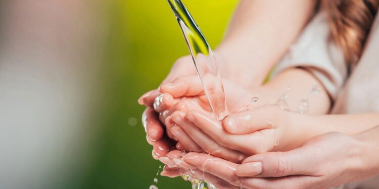 Água pura é mito ou realidade? Veja a resposta definitiva da ciência
