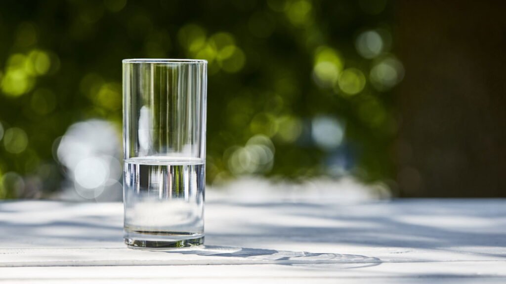 Água pura é mito ou realidade? Veja a resposta definitiva da ciência