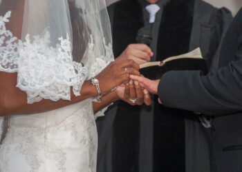 Alianças de casamento estão caindo em desuso? Entenda o cenário dos casais atuais