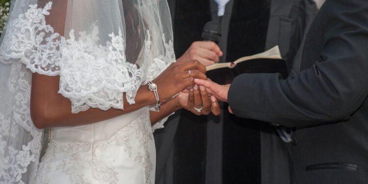 Alianças de casamento estão caindo em desuso? Entenda o cenário dos casais atuais