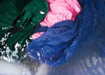 A melhor solução para manchas de alvejante em roupas queridinhas