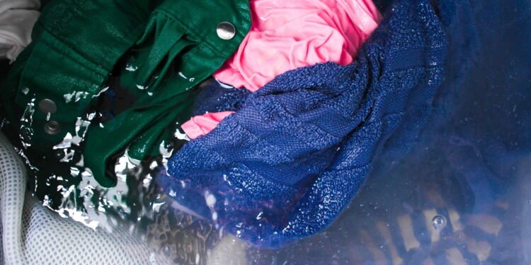 A melhor solução para manchas de alvejante em roupas queridinhas