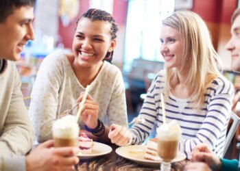 14 hábitos sociais estranhos que afastam amigos e familiares sem você notar