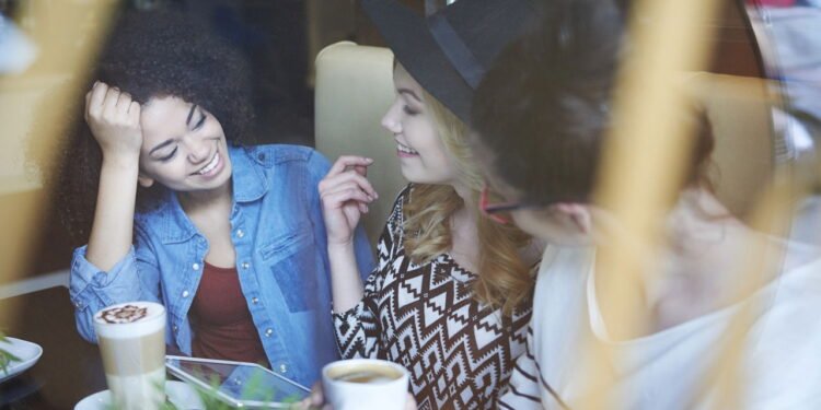 Amigos - Créditos: depositphotos.com / gpointstudio