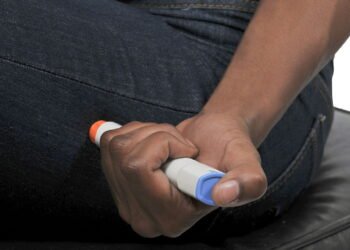 Entenda a doença fatal da ‘Supernanny’, que a obriga a carregar uma injeção de adrenalina