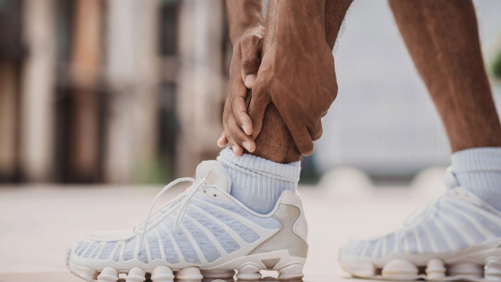 Tornozelo inchado após o treino é sinal que o que seu corpo está tentando dizer algo