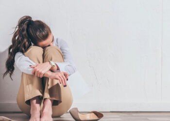 Essa rotina matinal de 5 minutos de respiração reduz a ansiedade e alivia sua mente