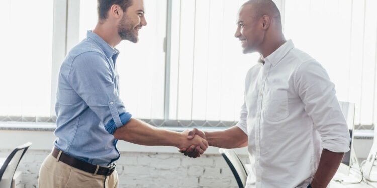 Aperto de mão - Créditos: depositphotos.com / DimaBaranow