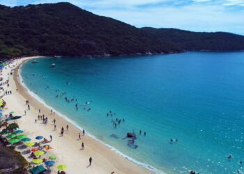 A cidade com mar azul-turquesa e ritmo de vila que virou desejo nacional