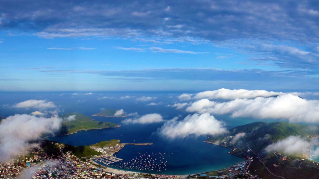 A cidade com mar azul-turquesa e ritmo de vila que virou desejo nacional