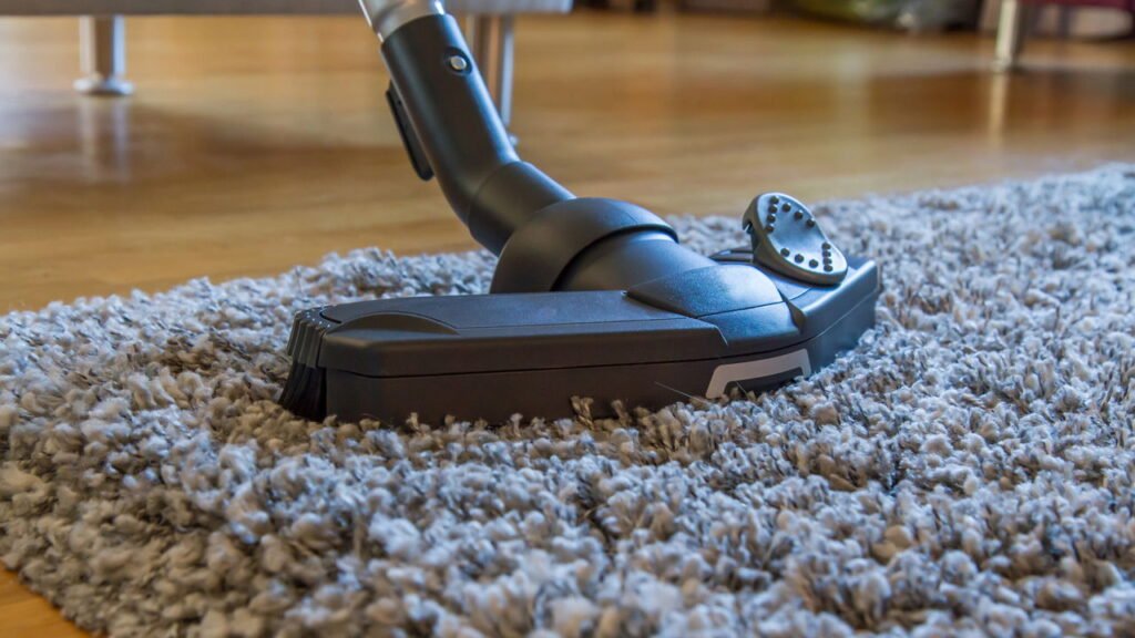 Coisas que você faz errado ao usar o aspirador de pó — e como melhorar a limpeza