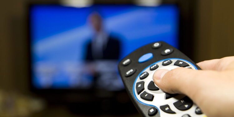 O risco silencioso que dormir com a TV ligada traz para seu coração, segundo a ciência