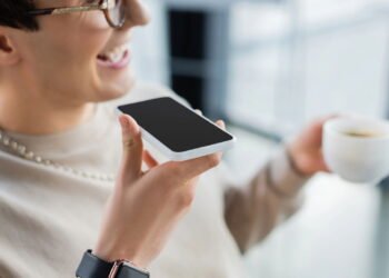 O que significa preferir enviar áudios e não fazer ligações, segundo a psicologia