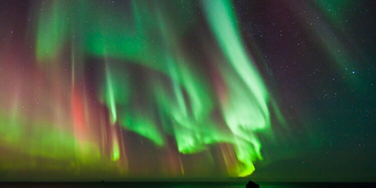 Aurora Boreal // Créditos: depositphotos.com / SERG_ICELAND