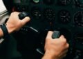 Essa tecnologia permite que qualquer pessoa pilote um avião sem sair do chão
