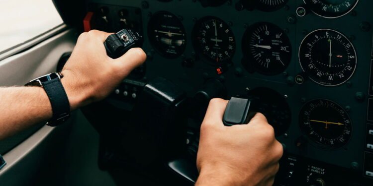 Cabine do piloto - Créditos: depositphotos.com / IgorVetushko