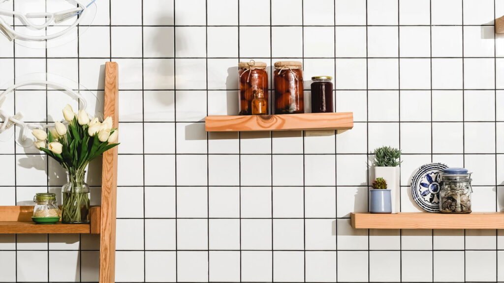 O truque que deixa azulejos da cozinha impecáveis sem produtos fortes