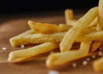 Como fazer batatas fritas crocantes em 15 minutos sem óleo e sem fritura