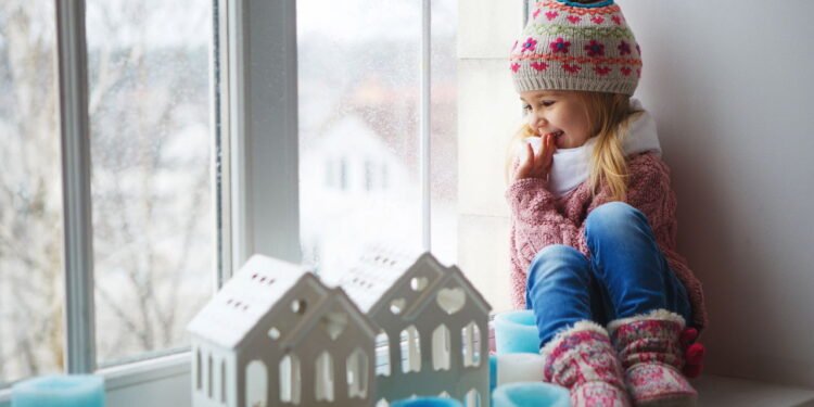 Dicas baratas para proteger a casa surpreendem mães e pais de primeira viagem