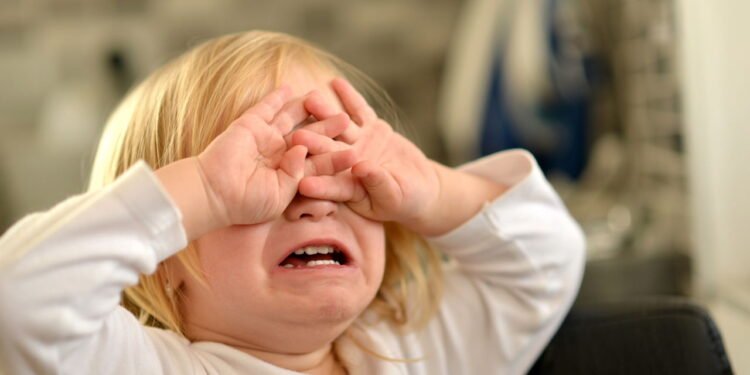 Bebê chorando - Créditos: depositphotos.com / muro