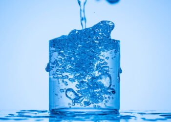 O que significa quando aparecem bolhas no copo de água dentro de casa