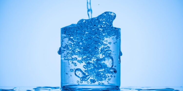 Bolhas no copo com água - Créditos: depositphotos.com / VadimVasenin