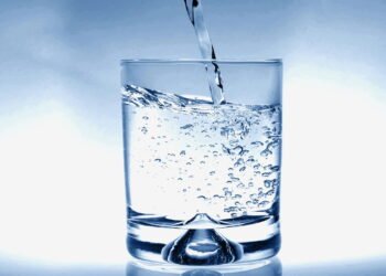 O que significa quando aparecem bolhas no copo de água dentro de casa