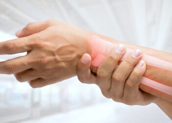 Formigamento nos braços ao acordar é mais comum do que parece e tem solução