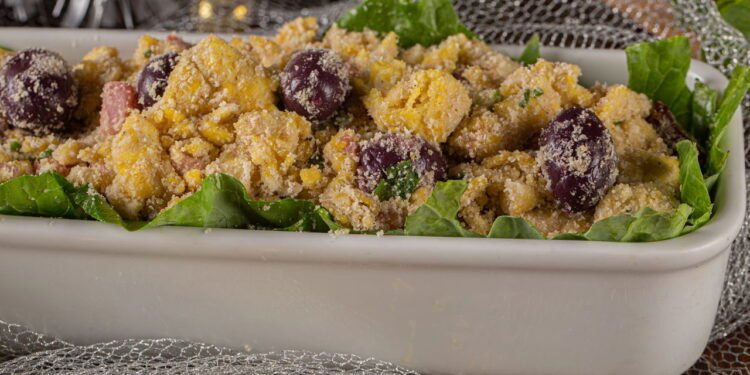 Essa farofa simples virou tradição em todo o país e tem um motivo especial