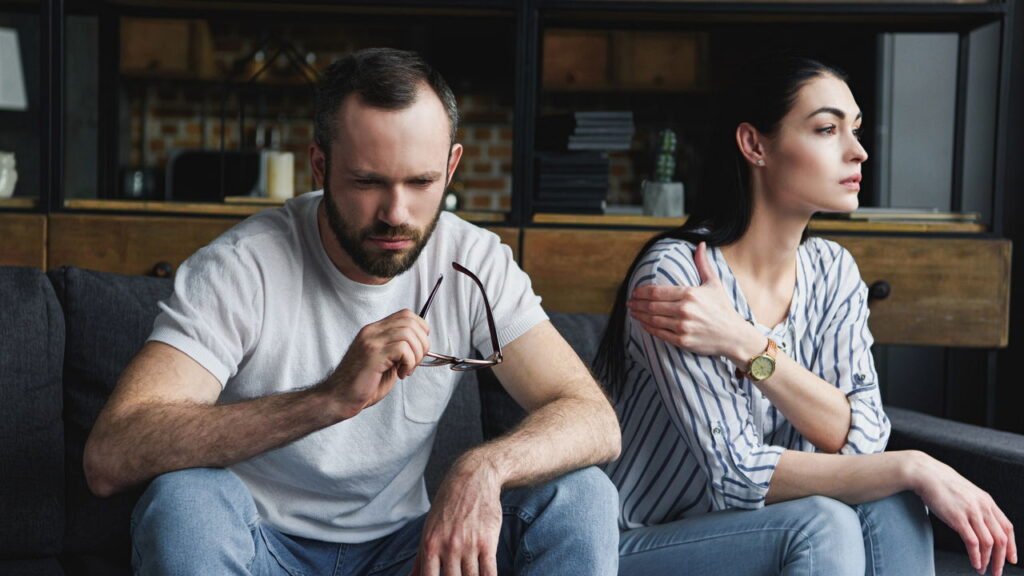 7 sinais de microtraição no relacionamento que podem passar despercebidos no dia a dia