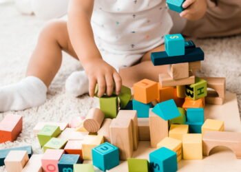 O melhor jeito de lavar brinquedos de criança sem risco para a saúde