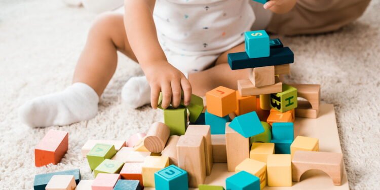 O melhor jeito de lavar brinquedos de criança sem risco para a saúde