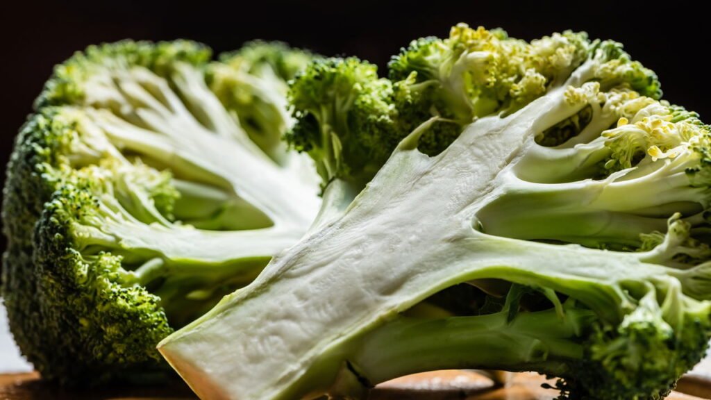 O segredo que elimina o amargor do brócolis na hora do preparo