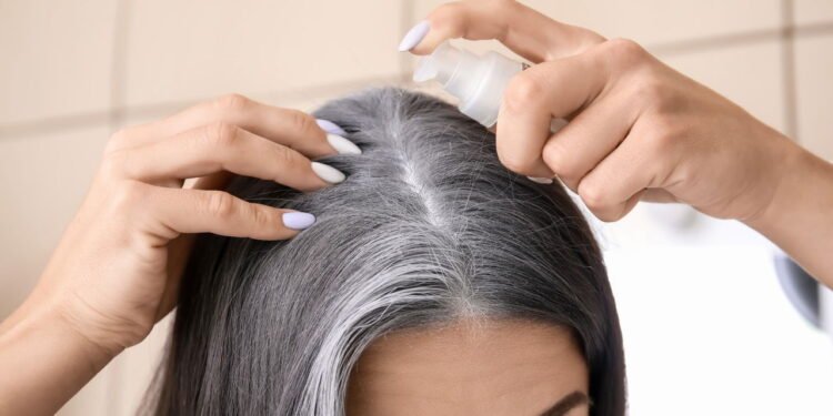 Esse é o penteado que os esconde perfeitamente os cabelos grisalhos e está na moda