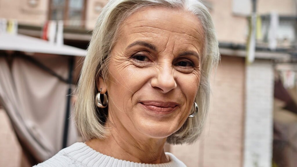 Esse é o penteado que os esconde perfeitamente os cabelos grisalhos e está na moda