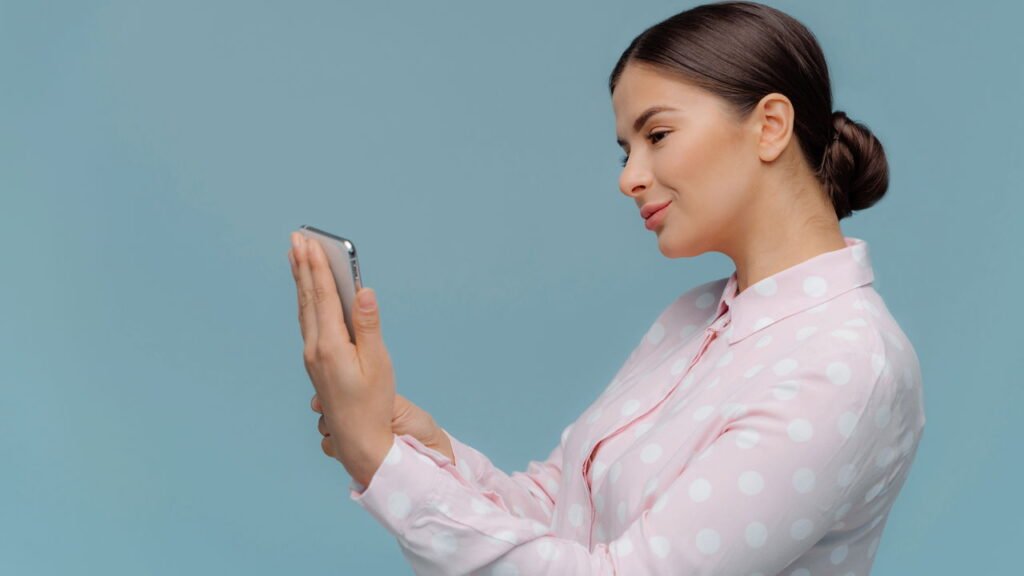 O que significa usar o cabelo partido ao meio, segundo a psicologia