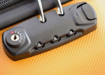 4 formas práticas de abrir cadeado da mala esquecido e evitar prejuízo na viagem