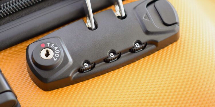 4 formas práticas de abrir cadeado da mala esquecido e evitar prejuízo na viagem