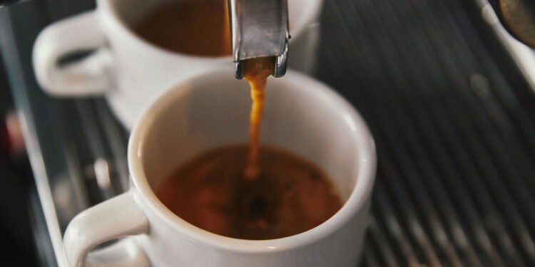 5 sinais de excesso de cafeína ao tomar expresso