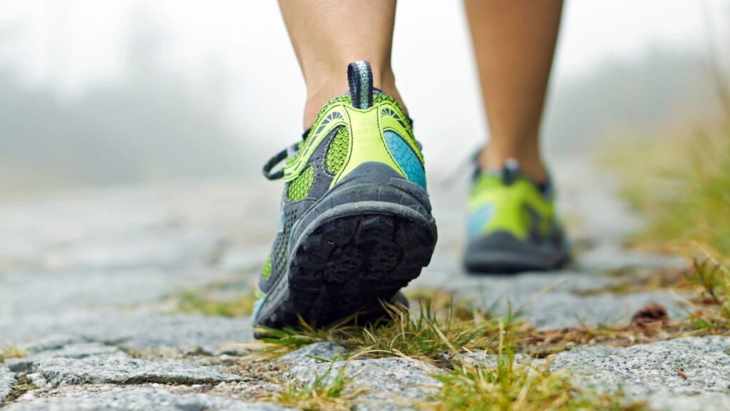 Os três exercícios que você deve fazer regularmente se você caminha muito