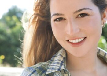 Por que as camisas femininas têm botões do lado esquerdo?