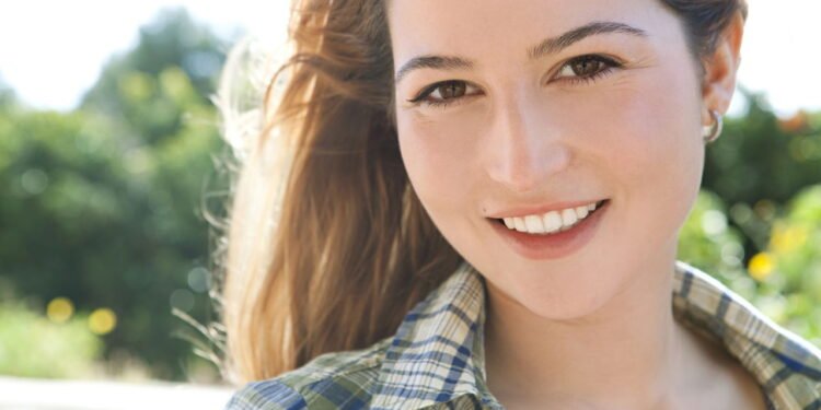 Por que as camisas femininas têm botões do lado esquerdo?