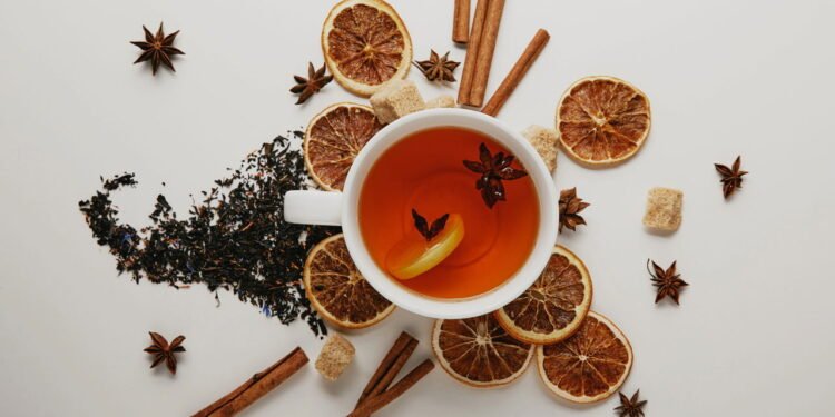 O chá de canela é bom para digestão e no alivio de cólicas menstruais - Créditos: depositphotos.com / AntonMatyukha