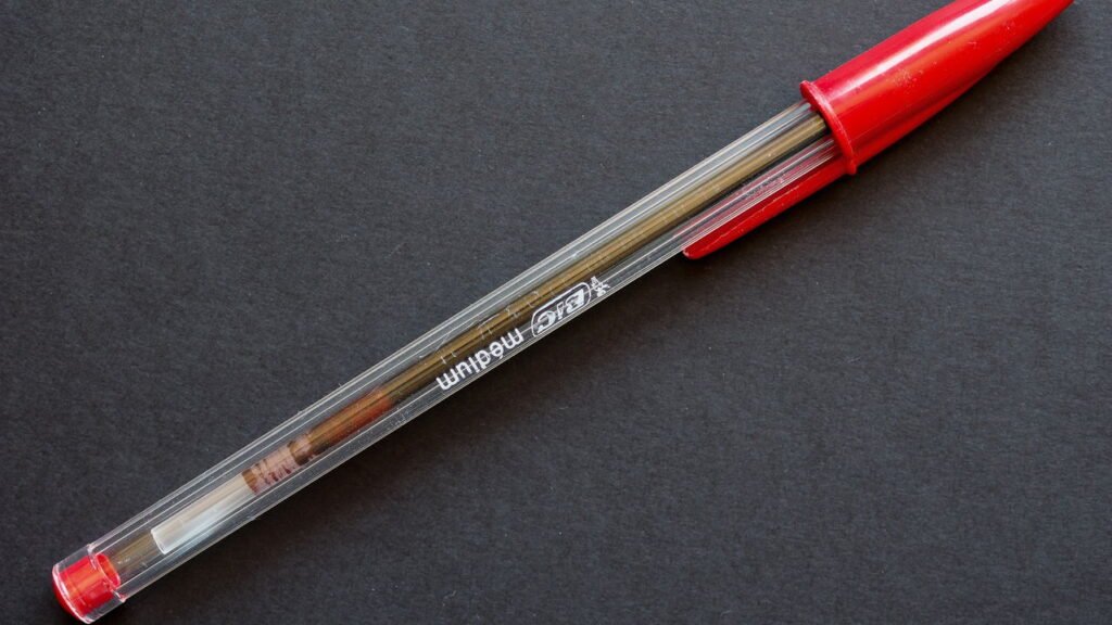 4 motivos que explicam os furinhos nas canetas e como eles protegem você