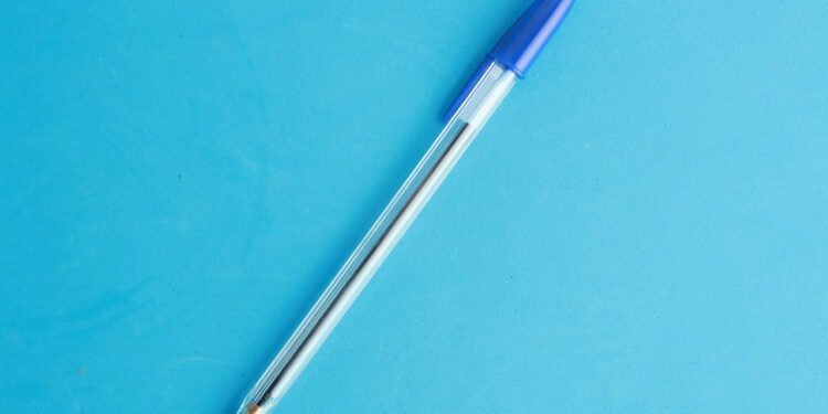 Caneta Bic // Créditos: depositphotos.com / Robcarfo